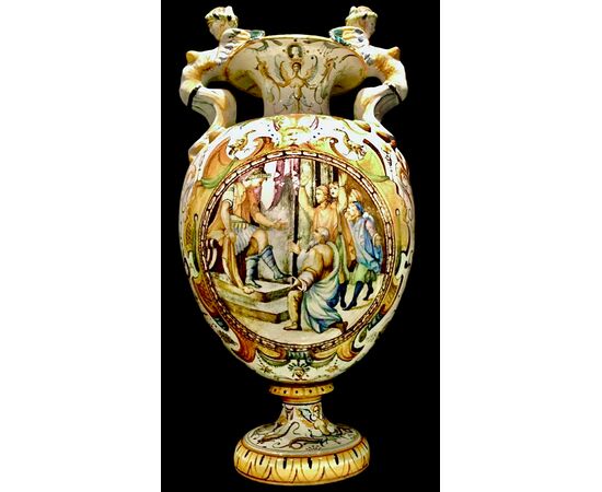 vaso in maiolica con prese laterali a forma di arpie e decoro a raffaellesche e grottesche.Cantagalli,Firenze.
