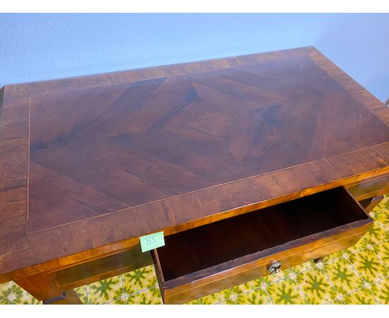 Louis XVI veneered and threaded desk with central drawer - Second half of the 18th century