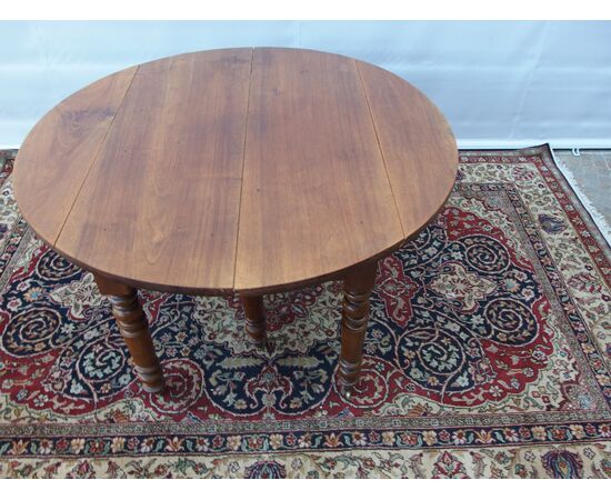 ROUND EXTENDABLE TABLE IN WALNUT, 19th CENTURY. L129xW131xH74 cm. Total extension 370 cm