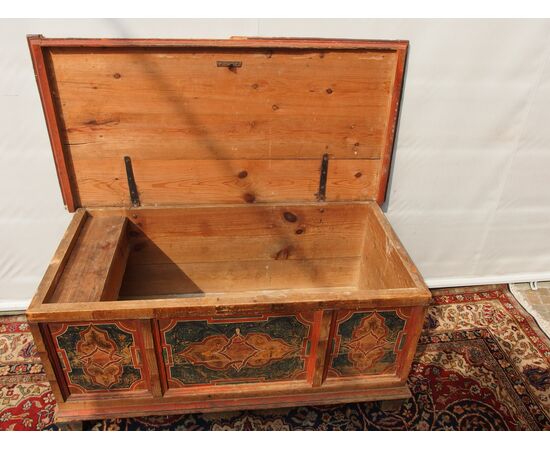 LACQUERED CHEST, 1800s ALSACE - cm L137xP67xH65