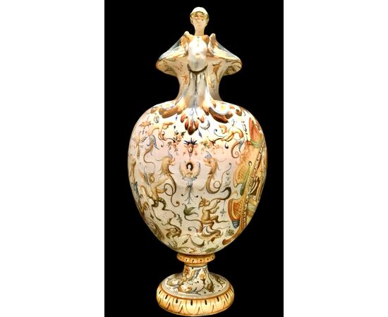 vaso in maiolica con prese laterali a forma di arpie e decoro a raffaellesche e grottesche.Cantagalli,Firenze.