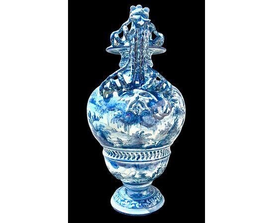 Grande vaso in maiolica  con manici serpentiformi e decoro a personaggi,putti e satiri su sfondo agreste stile Savona, manifattura Cantagalli Firenze.