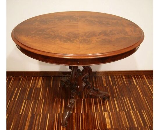 Antique oval table from the 1800s, Louis Philippe style, in mahogany feather.