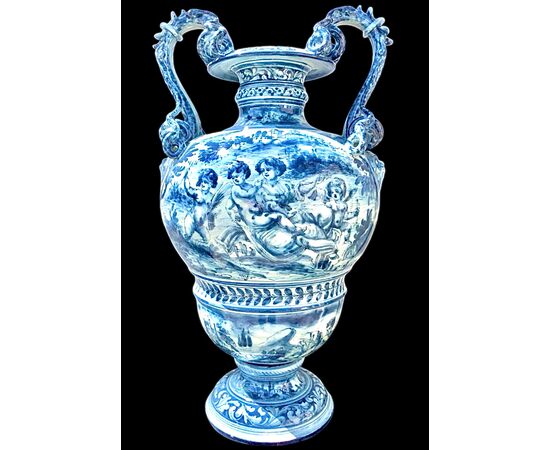 Grande vaso in maiolica  con manici serpentiformi e decoro a personaggi,putti e satiri su sfondo agreste stile Savona, manifattura Cantagalli Firenze.