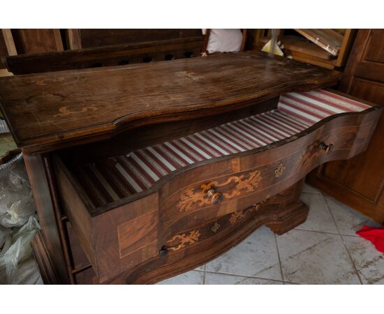 18th-century chest of drawers with 3 inlaid drawers, serpentine front and antique locks