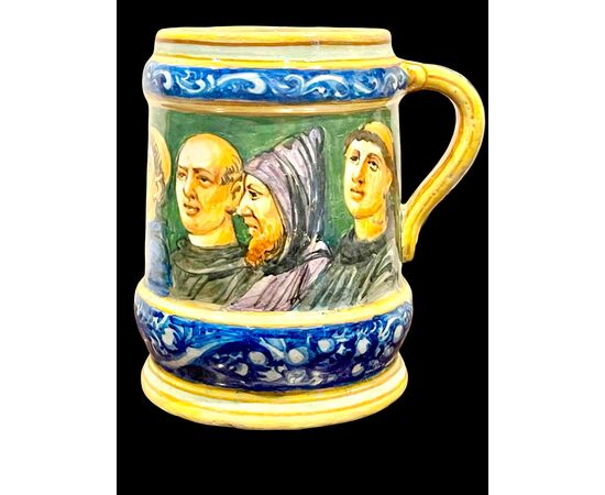 Boccale in maiolica con decoro a personaggi detti ‘cantori’.Manifattura Minghetti,Bologna.
