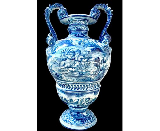 Grande vaso in maiolica  con manici serpentiformi e decoro a personaggi,putti e satiri su sfondo agreste stile Savona, manifattura Cantagalli Firenze.