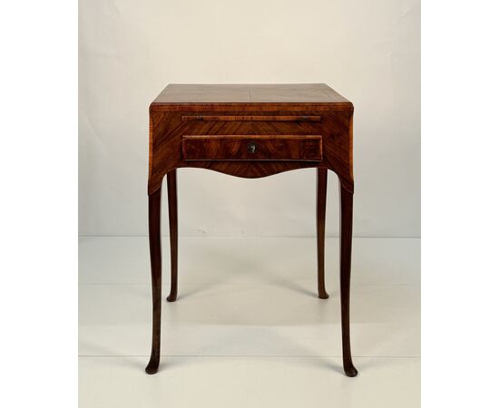 High writing desk veneered in walnut, Veneto region, second half of the 18th century