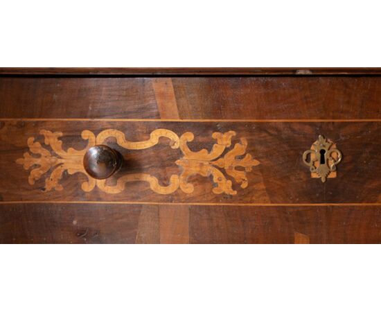 18th-century chest of drawers with 3 inlaid drawers, serpentine front and antique locks