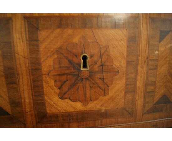 Antique Italian chest of drawers from the 1800s, Louis XVI style, richly inlaid.