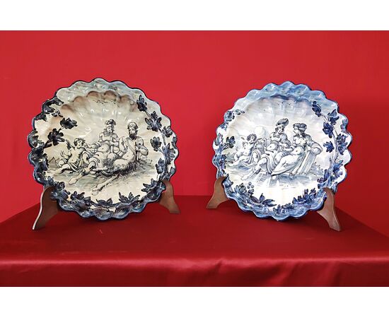 Coppia di piatti in ceramica dipinti