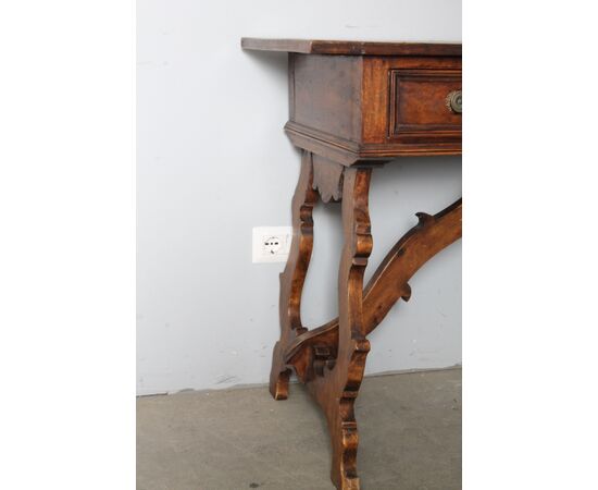 Antique Fratina writing desk, mid-1700s, solid walnut. Piedmont, 18th century. Dimensions: 116 x 50 cm.