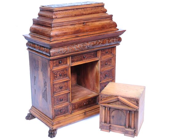 Monetiere in legno di noce e di cedro, intagliato e dipinto, Nord Italia, fine XVIII secolo inizi XIX secolo