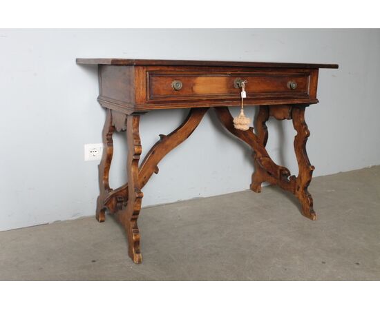 Antique Fratina writing desk, mid-1700s, solid walnut. Piedmont, 18th century. Dimensions: 116 x 50 cm.