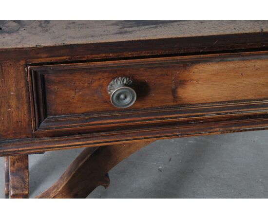 Antique Fratina writing desk, mid-1700s, solid walnut. Piedmont, 18th century. Dimensions: 116 x 50 cm.