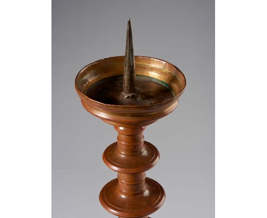 Coppia di candelieri ad anelli in bronzo