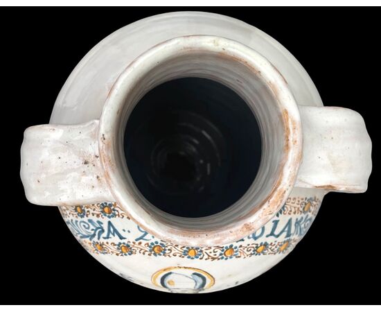 Grande vaso biansato in maiolica compendiaria con figura di San Lazzaro.Castelli d’Abruzzo.