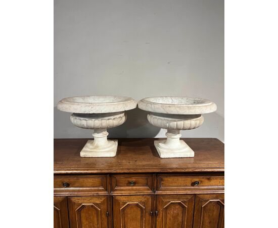 PAIR OF WHITE MARBLE BOWLS, 18TH CENTURY