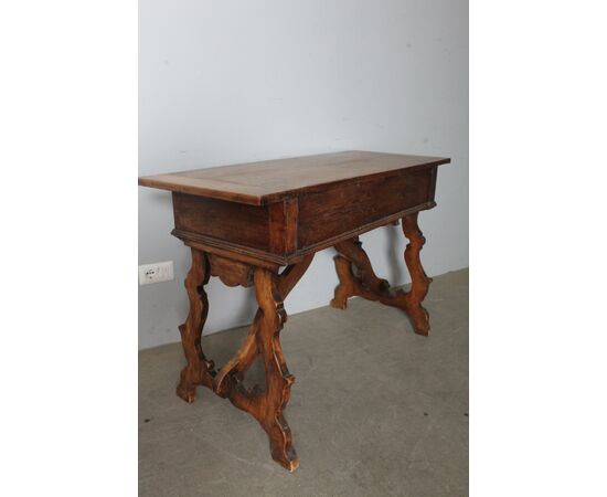 Antique Fratina writing desk, mid-1700s, solid walnut. Piedmont, 18th century. Dimensions: 116 x 50 cm.