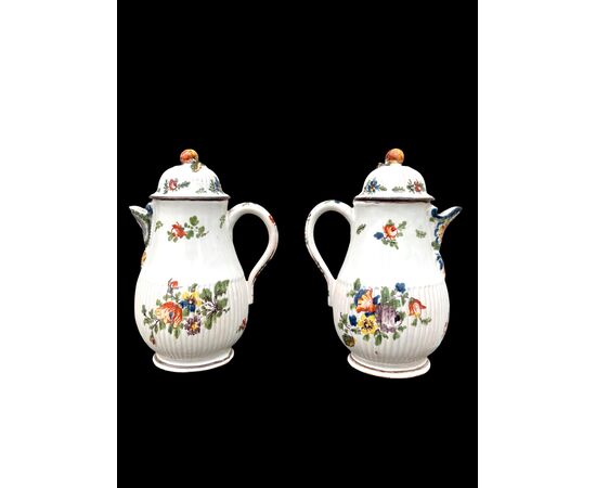Coppia dì caffettiere in maiolica a decoro floreale .Manifattura di Felice Clerici,Milano.