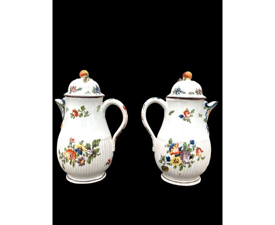 Coppia dì caffettiere in maiolica a decoro floreale .Manifattura di Felice Clerici,Milano.