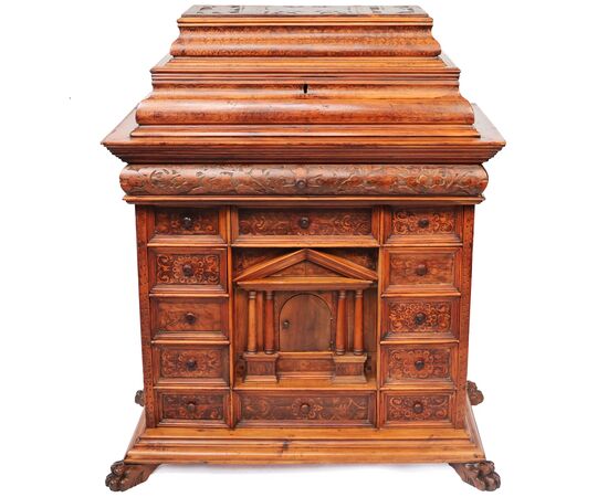 Monetiere in legno di noce e di cedro, intagliato e dipinto, Nord Italia, fine XVIII secolo inizi XIX secolo