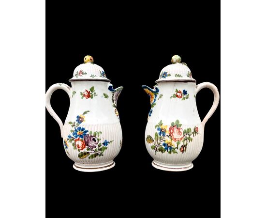 Coppia dì caffettiere in maiolica a decoro floreale .Manifattura di Felice Clerici,Milano.
