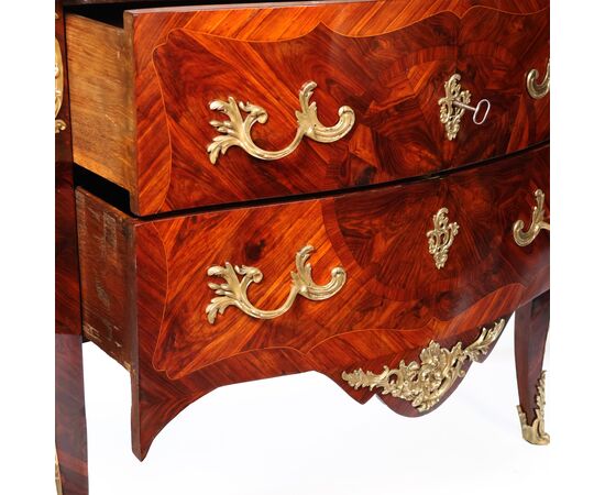 Comò lastronato in legno di viola, applicazioni in bronzo cesellato e dorato, marchiato Christophe Wolff, Parigi, metà XVIII secolo
