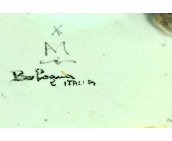 Calamaio in maiolica a 4 piedi con presa a forma di foglia e decoro con medaglioni con paesaggi e personaggi.Manifattura Minghetti.Bologna.