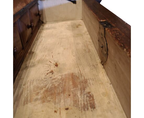 Walnut wood canterano with opening top, twisted columns, Papal State, second half of the 16th century