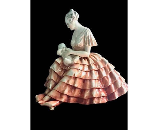 Scultura in ceramica raffigurante madre che allatta bimbo.Manifattura di Guido Cacciapuoti.