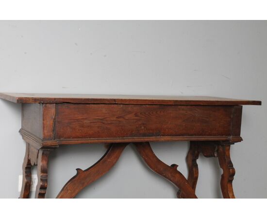 Antique Fratina writing desk, mid-1700s, solid walnut. Piedmont, 18th century. Dimensions: 116 x 50 cm.