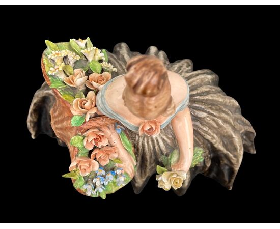 Figura femminile con cesto di fiori.Manifattura di Guido Cacciapuoti.Milano.
