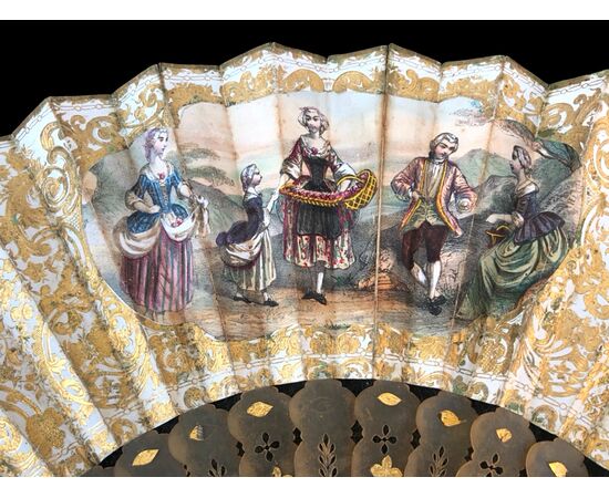 Fan in pierced and gilded tortoiseshell with paper sheet featuring watercolor prints with gallant scenes.