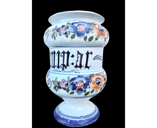 Maiolica 'bobbin' albarello with floral decoration. Manardi manufacture. Bassano.