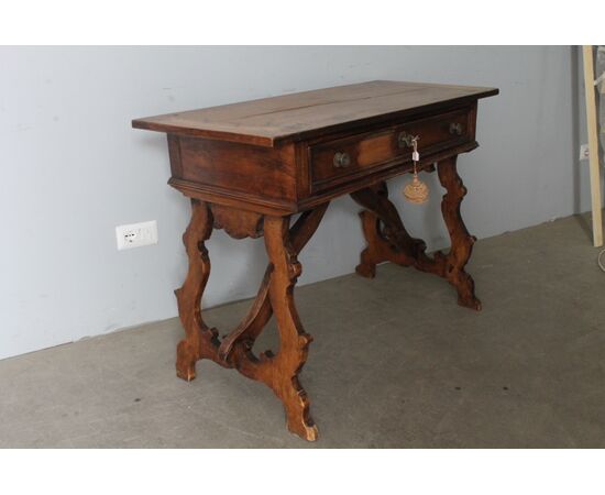 Antique Fratina writing desk, mid-1700s, solid walnut. Piedmont, 18th century. Dimensions: 116 x 50 cm.