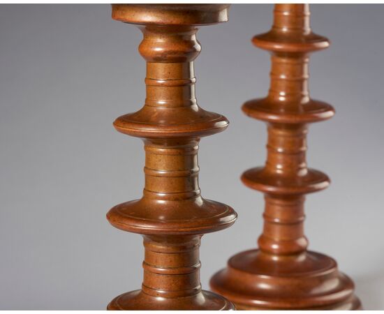 Coppia di candelieri ad anelli in bronzo