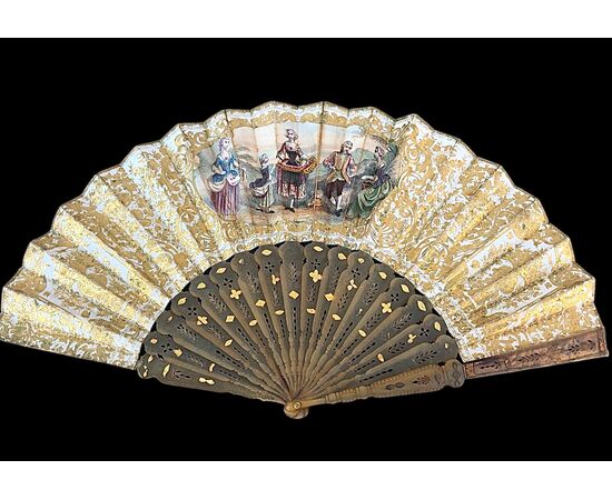 Fan in pierced and gilded tortoiseshell with paper sheet featuring watercolor prints with gallant scenes.