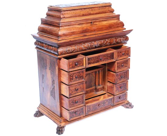 Monetiere in legno di noce e di cedro, intagliato e dipinto, Nord Italia, fine XVIII secolo inizi XIX secolo
