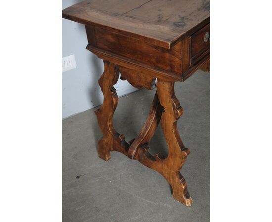 Antique Fratina writing desk, mid-1700s, solid walnut. Piedmont, 18th century. Dimensions: 116 x 50 cm.