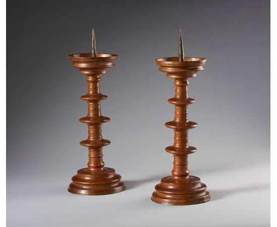Coppia di candelieri ad anelli in bronzo