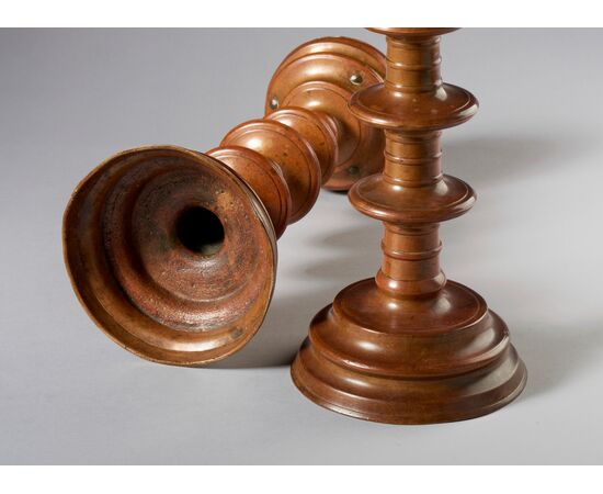 Coppia di candelieri ad anelli in bronzo