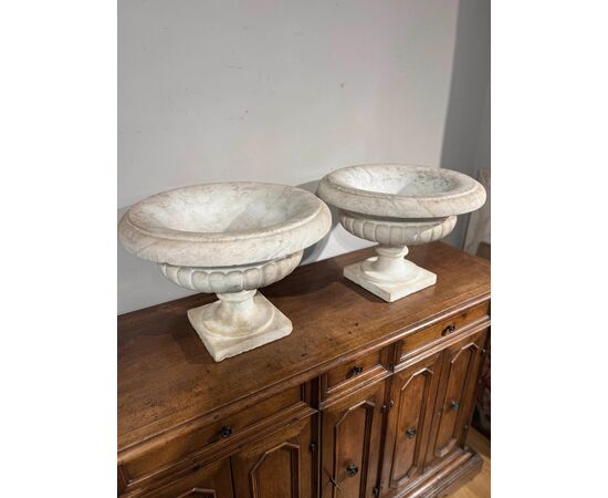 PAIR OF WHITE MARBLE BOWLS, 18TH CENTURY