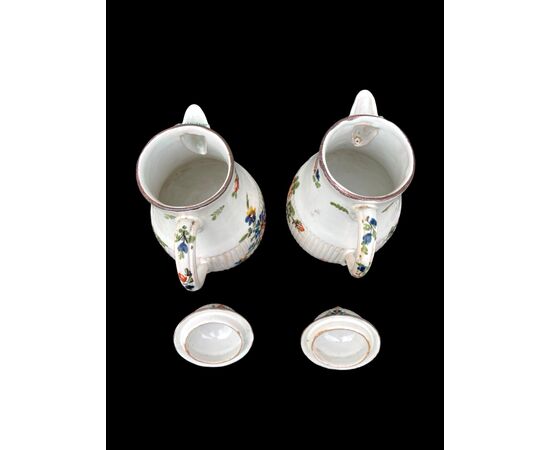 Coppia dì caffettiere in maiolica a decoro floreale .Manifattura di Felice Clerici,Milano.