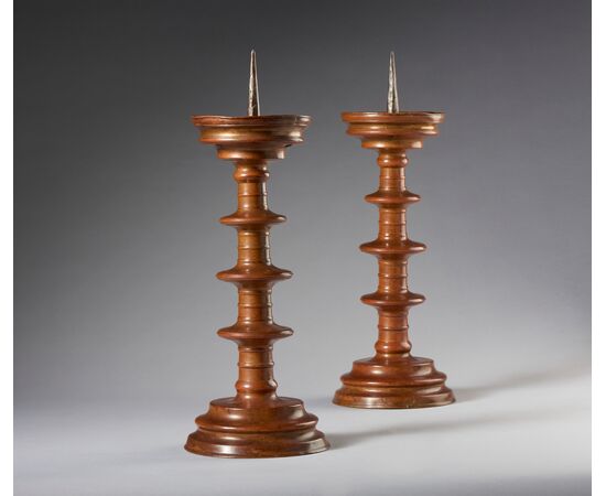Coppia di candelieri ad anelli in bronzo