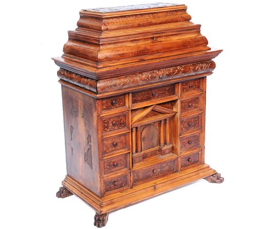 Monetiere in legno di noce e di cedro, intagliato e dipinto, Nord Italia, fine XVIII secolo inizi XIX secolo
