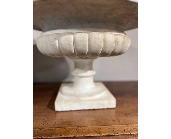 PAIR OF WHITE MARBLE BOWLS, 18TH CENTURY