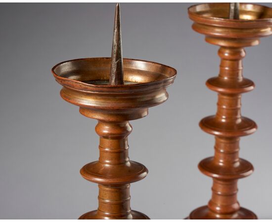 Coppia di candelieri ad anelli in bronzo