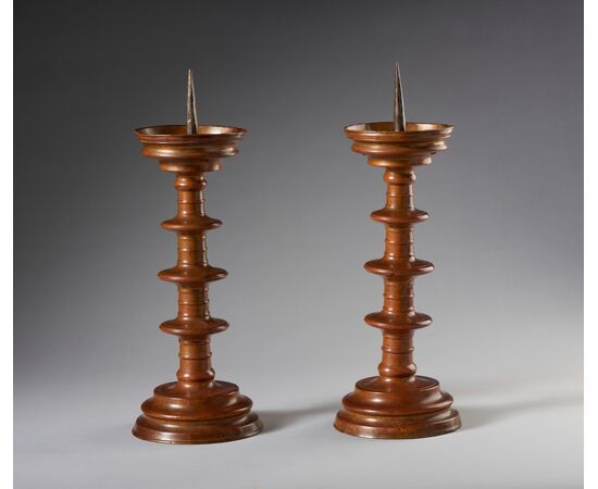 Coppia di candelieri ad anelli in bronzo