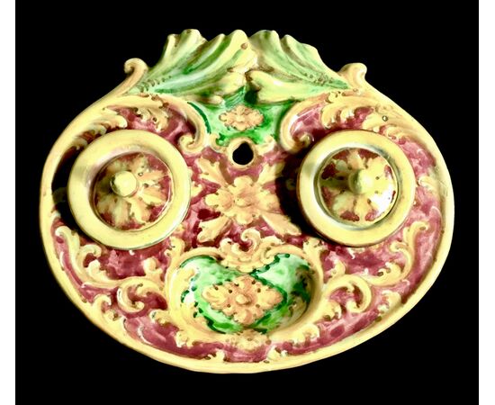 Calamaio in maiolica a 4 piedi con presa a forma di foglia e decoro con medaglioni con paesaggi e personaggi.Manifattura Minghetti.Bologna.